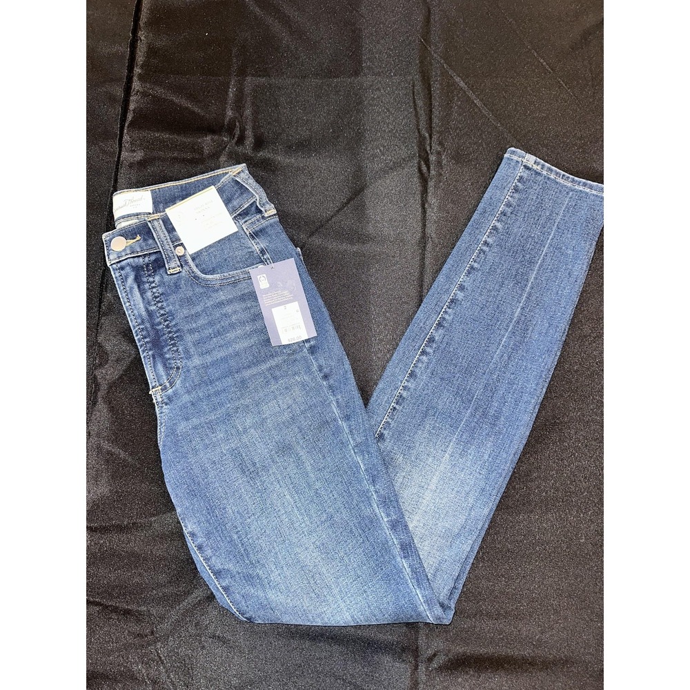 Universal Thread High Rise Women's Jeans - Medium Blue Wash